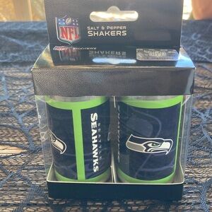 Salt & pepper shakers New in box , perfect for beer salt.